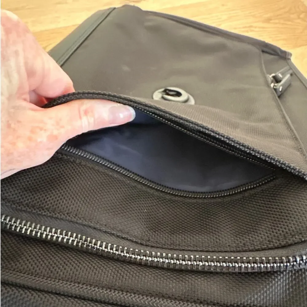 Leonhard Heyden - Laptop Messenger Travel Bag in Black